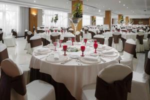 Restaurace v ubytování Elba Vecindario Aeropuerto Business & Convention Hotel + 37 fotografií