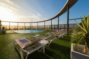 Bazén v ubytování Elba Vecindario Aeropuerto Business & Convention Hotel nebo v jeho okolí