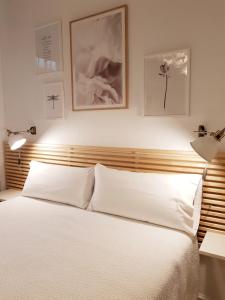 Un pat sau paturi într-o cameră la Las Atarazanas - Design Hostal
