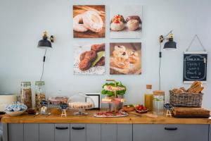 eine Theke mit Brot und Bildern an der Wand in der Unterkunft A casa di Alberto in Monopoli