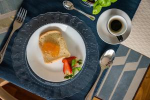 einen Teller mit einem Sandwich und einer Erdbeere auf dem Tisch in der Unterkunft A casa di Alberto in Monopoli