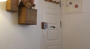 uma porta branca com dois cestos na parede em Lisbon Secret & Graca Apartment em Lisboa