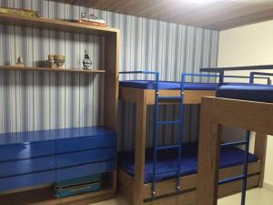 Krevet ili kreveti na sprat u jedinici u okviru objekta Bangalô luxo Carneiros Beach Resort