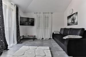 Televízia a/alebo spoločenská miestnosť v ubytovaní Villa Scandalli