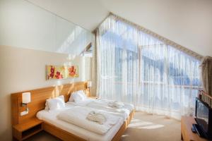 A bed or beds in a room at Hotel Hollweger