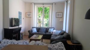 sala de estar con sofá y mesa en Maison Carrée - Chalabre, en Chalabre