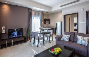 TV a/nebo společenská místnost v ubytování Loumage S Suites and Spa