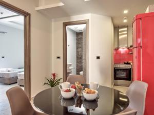 Kuchyň nebo kuchyňský kout v ubytování Savvas Luxury Suites