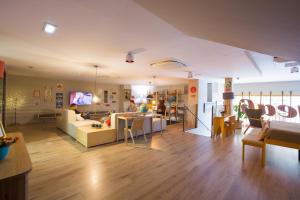 Televízia a/alebo spoločenská miestnosť v ubytovaní Yeah Barcelona Hostel
