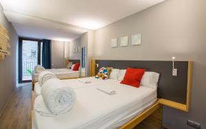 une chambre avec deux lits et un salon dans l'établissement Yeah Barcelona Hostel, à Barcelone