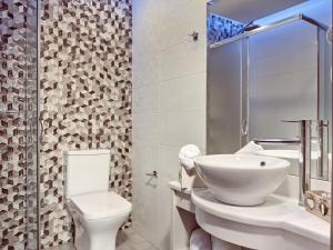 Koupelna v ubytování Savvas Luxury Suites