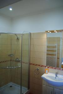 Kúpeľňa v ubytovaní Dobó Téri Apartman