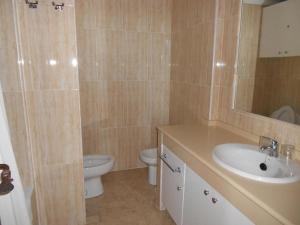 トレモリノスにあるCASTILLO DE SANTA CLARA 2のバスルーム(洗面台、トイレ、鏡付)