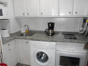 トレモリノスにあるCASTILLO DE SANTA CLARA 2のキッチン(洗濯機、シンク付)