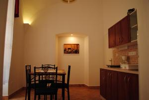 Kuchyňa alebo kuchynka v ubytovaní Dobó Téri Apartman + 11 fotografií