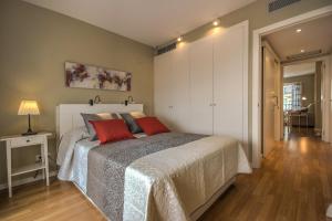 バレンシアにあるBeds & Breaks Nymanのベッドルーム1室(赤い枕2つ付きのベッド1台付)