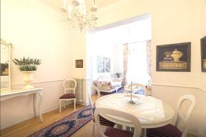 una sala da pranzo con tavolo, sedie e finestra di Apartments In Pistoia a Pistoia