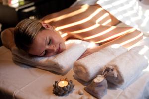 Postel nebo postele na pokoji v ubytování Wellness Hotel Zlatá Lípa