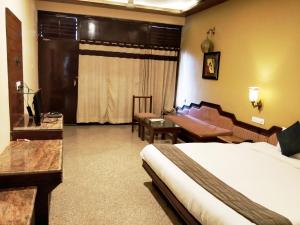 Hotel Mount Regency客房内的一张或多张床位
