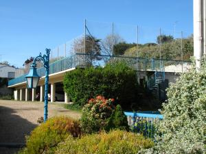 Bazén v ubytování Logis Hotel De La Corniche nebo v jeho okolí