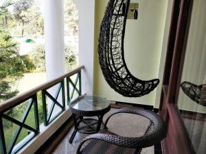 Hotel Mount Regency的阳台或露台