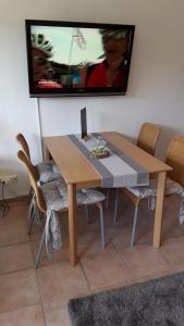 TV a/nebo společenská místnost v ubytování Cordes, Apartment 1