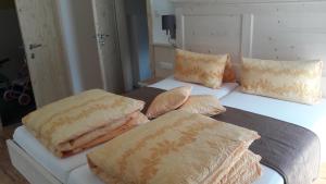 A bed or beds in a room at Gästehaus Braunegger
