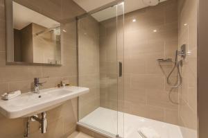 ein Bad mit einem Waschbecken und einer Dusche in der Unterkunft Greenlands Hotel in Henley on Thames