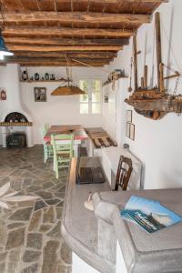 een woonkamer met een tafel en een eetkamer bij Thalassitra Village Hotel in Adamas