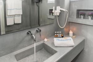 Koupelna v ubytování Thalassitra Village Hotel