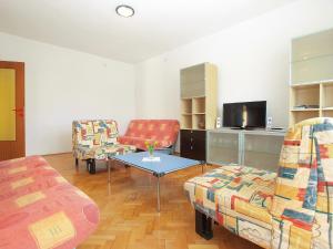 Televízia a/alebo spoločenská miestnosť v ubytovaní Apartment Zvonko 1565