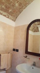 Gabiano的住宿－Affitta Camere Il Commercio，一间带水槽和镜子的浴室