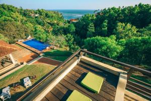 eine Luftansicht eines Hauses mit Pool in der Unterkunft Highland Villa in Weligama