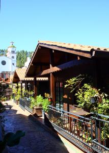 een gebouw met een veranda met planten erop bij Cabañas Valle Verde in Moya