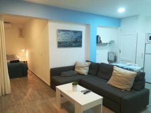 a living room with a couch and a table at La Casa de Yiyi in San José