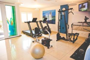 um ginásio com várias bicicletas de exercício numa sala em Comfort Hotel Araraquara em Araraquara