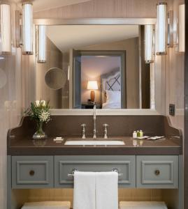 A bathroom at Millennium Istanbul Golden Horn