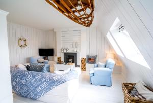 uma sala de estar com cadeiras azuis e um sofá em Bliss Boutique Hotel em Breda
