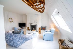 a living room with blue chairs and a couch at Bliss Boutique Hotel in Breda