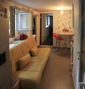 sala de estar con sofá y mesa en Adriatic Apartments, en Dubrovnik