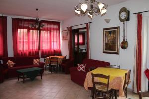 - un salon avec un canapé, une table et des chaises dans l'établissement Albergo Ristorante Pizzeria La Bocca di Bacco, à Abbadia San Salvatore