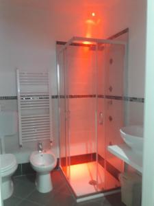 un bagno con doccia, WC e lavandino di Dolce Vita Lovely Suites a Cavriago Altre 19 foto