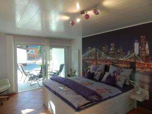 ein Schlafzimmer mit einem großen Bett und einem Balkon in der Unterkunft Sidowseetraum in Himmelpfort