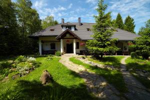 una casa con un sentiero di fronte di Stylowy Zajazd Pod Czarnym Kogutem a Czarna