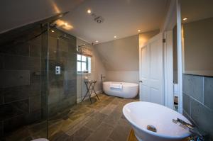bagno con lavandino, doccia e vasca di Canowindra a Portree Altre 17 foto