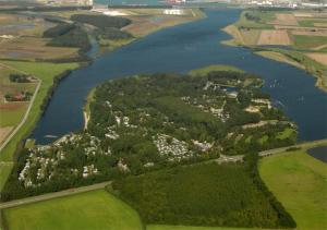 Vista aerea di Oostappen Vakantiepark Marina Beach BV