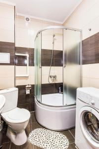 ブズルクにあるМосковская 79のバスルーム(シャワー、トイレ、洗濯機付)