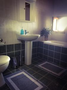 A bathroom at Antonia’s Home Alfa Village