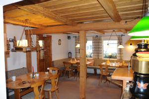 A restaurant or other place to eat at Pension Klette