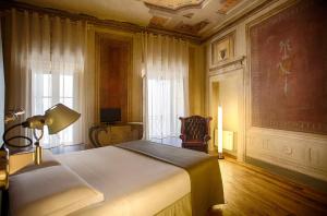 A bed or beds in a room at Cortona Charme